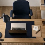 Aménager un bureau dans un petit espace : bureau 2 m², câbles discrets, mobilier compact