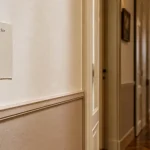 Couleur peinture pour couloir étroit : blanc cassé ivoire beige taupe