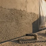 Crépi gratté en cours de ravalement, texture en relief sur façade
