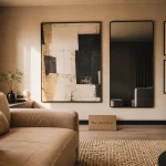 Décorer un grand mur salon avec cadres, miroirs et rangements, sans surcharger