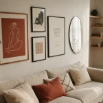 Décorer un mur blanc avec cadres noirs, terracotta et lumière douce