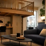 Mezzanine pour studio : accès sécurisé en hauteur, salon et bureau dessous