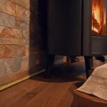 Parement anti feu poêle derrière un poêle : distance 37,5 cm minimum