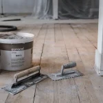 Ragréage sur plancher en bois : fissures et creux sur parquet
