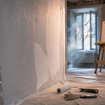 Rénovation maison : intérieur en travaux, enduit lissé et peinture
