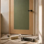 Décoration porte intérieur : adhésif bois clair et insert vert sauge