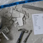 Dépose carrelage prix : tas de carreaux et outils de chantier, €/m²