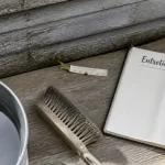 Maison en bois entretien : brossage annuel anti humidité et mousses