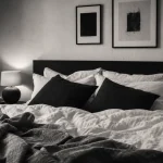 Noir et blanc chambre, linge blanc cassé et coussins noirs, ambiance apaisante