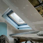 Placo sous rampant : BA13 sur ossature, pare-vapeur et entraxes en combles