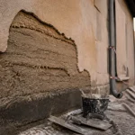 Rénovation maison pisé : humidité et enduit chaux à traiter avec précaution