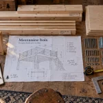Bois mezzanine : kit de mezzanine en bois prêt à monter dans un intérieur mansardé