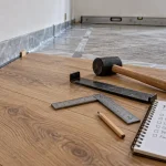 Comment poser parquet stratifié : garder 8 mm de jeu contre le mur