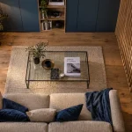 Optimisation espaces : salon compact avec rangements intégrés et claustra bureau